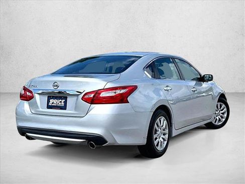 Used 2017 Nissan Altima 2.5 S w/ Power Driver Seat Package FWD image 2