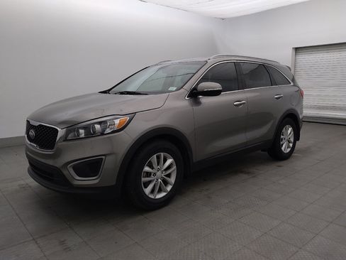 Used 2016 Kia Sorento FWD w/ LX Convenience Package image 2
