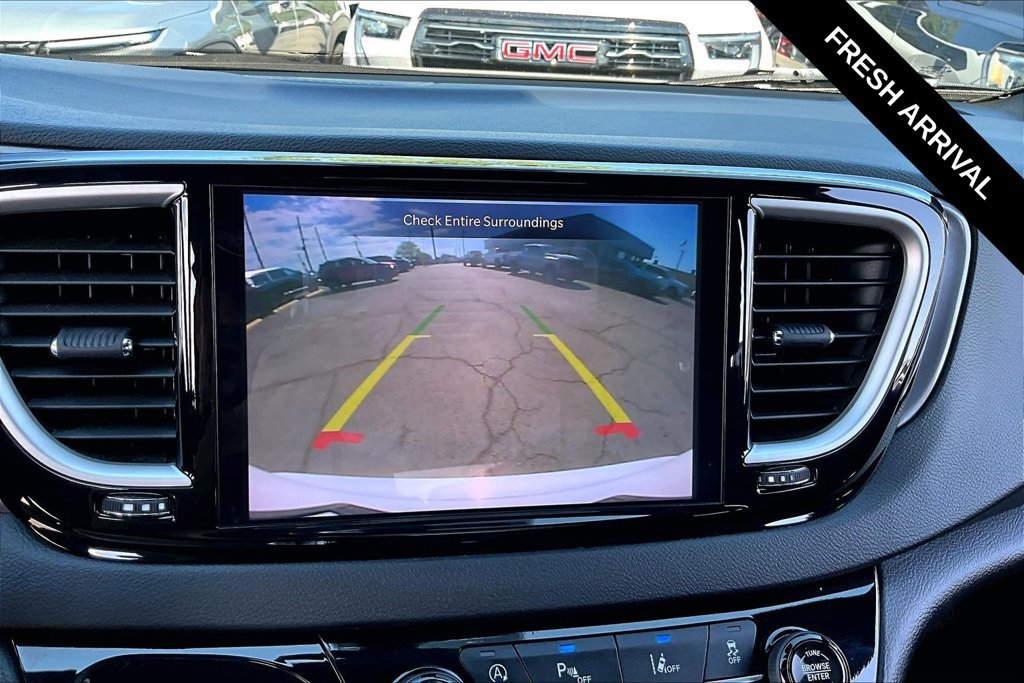 Used 2025 Chrysler Pacifica Select FWD image 9