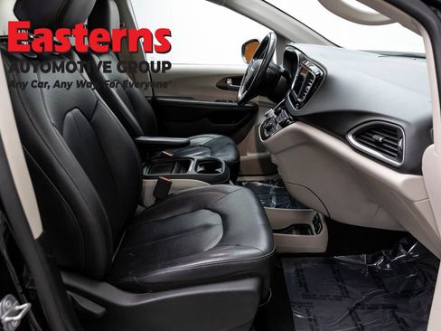 Used 2019 Chrysler Pacifica Touring-L FWD image 21