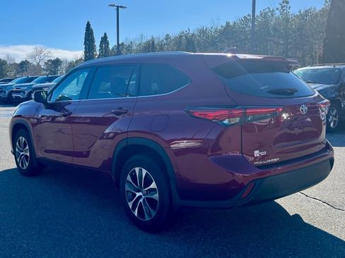 Used 2022 Toyota Highlander XLE AWD/4WD image 3