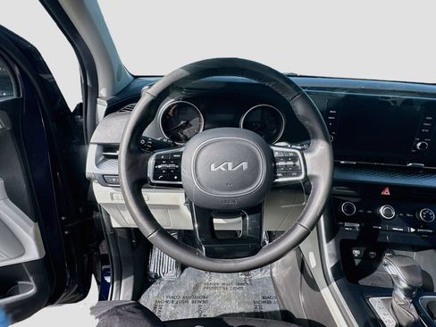 Used 2023 Kia Carnival LX FWD image 11