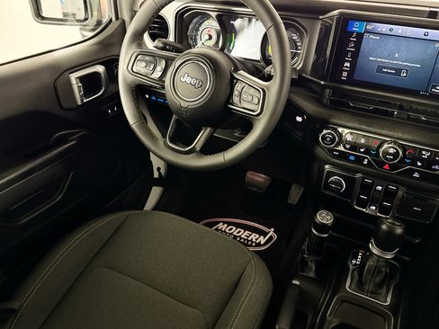 Used 2024 Jeep Wrangler Unlimited w/ Convenience Group AWD/4WD image 31