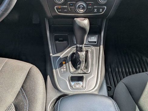 Used 2019 Jeep Cherokee Latitude w/ Popular Appearance Group FWD image 18