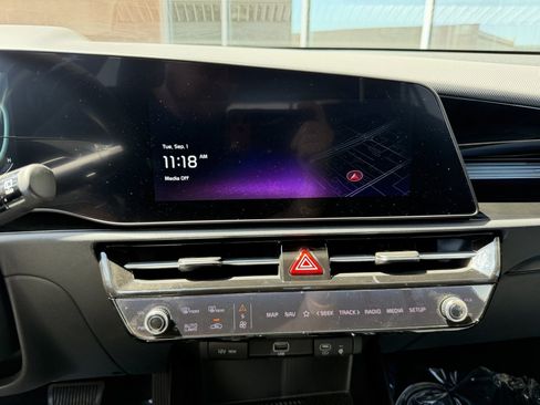 Used 2025 Kia Niro EX FWD image 18