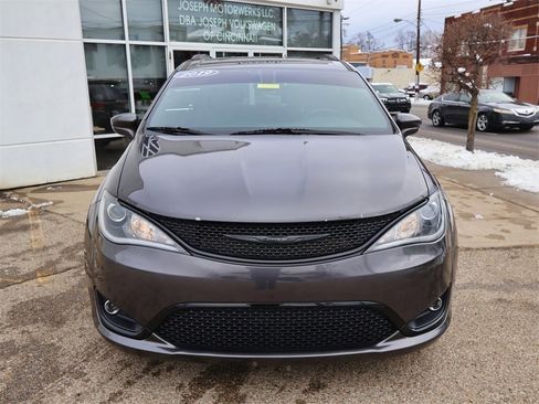 Used 2019 Chrysler Pacifica Touring-L Plus w/ S Appearance Package image 8