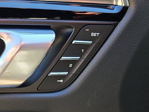 Certified 2026 Porsche Macan AWD/4WD image 18