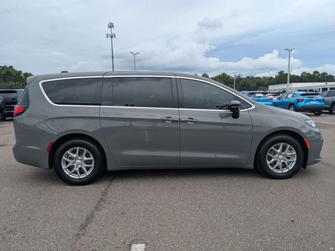 Used 2025 Chrysler Pacifica Select FWD image 2
