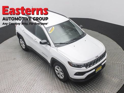 Used 2024 Jeep Compass Latitude AWD/4WD image 3