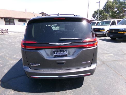 Used 2022 Chrysler Pacifica Limited FWD image 5