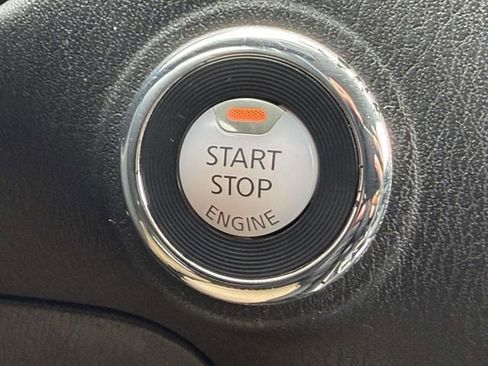 Used 2018 Nissan Pathfinder SV image 22