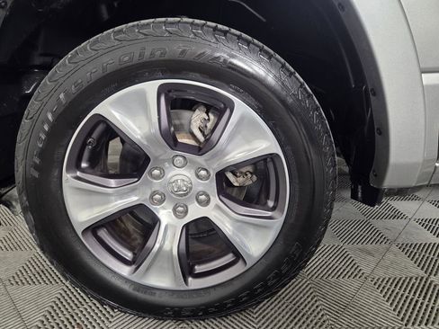Used 2019 RAM 1500 Laramie AWD/4WD image 9
