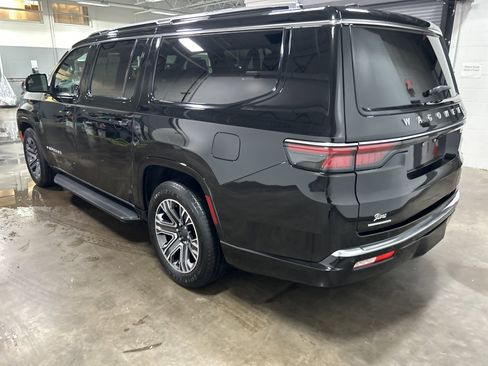 Used 2023 Jeep Wagoneer L Series II image 5