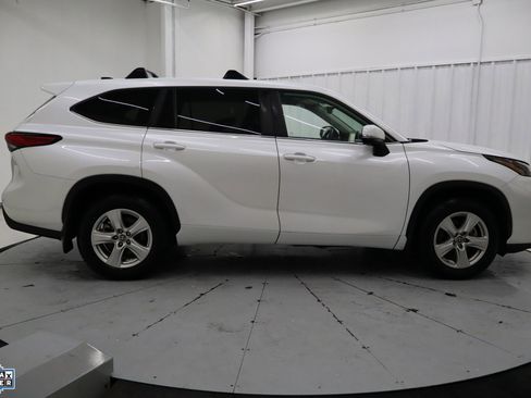 Used 2023 Toyota Highlander L image 2