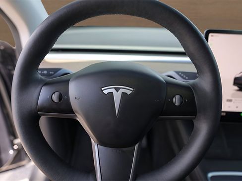 Used 2022 Tesla Model Y Long Range image 11