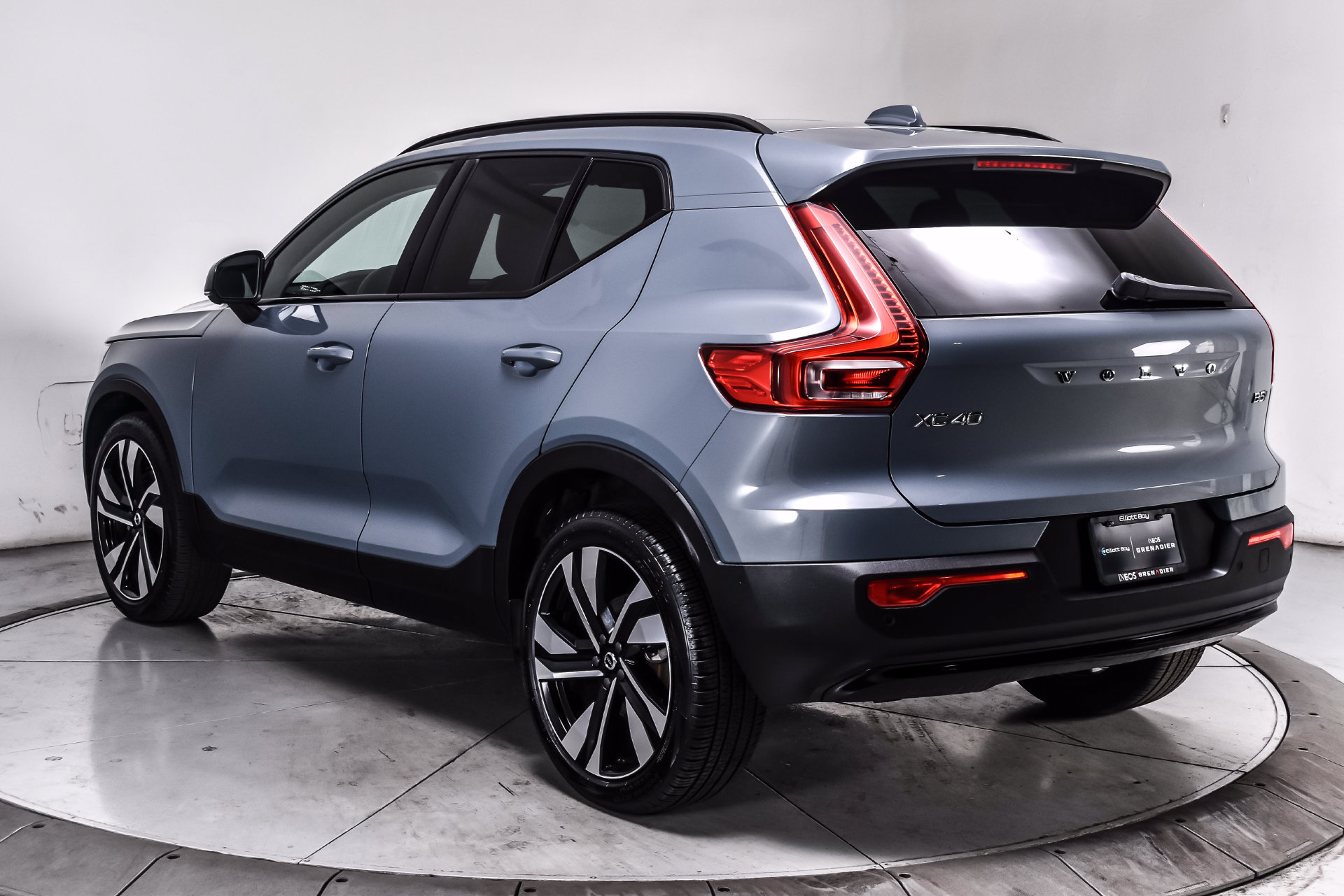 Used 2023 Volvo XC40 B5 Plus AWD/4WD image 4