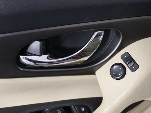 Used 2015 Nissan Rogue SV w/ SV Premium Package FWD image 18