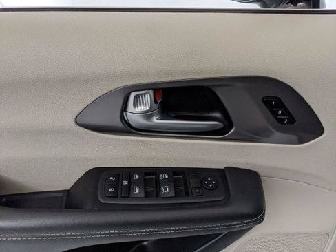 Used 2024 Chrysler Pacifica Touring-L FWD image 16