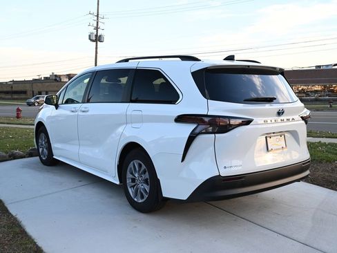 Used 2025 Toyota Sienna LE image 7