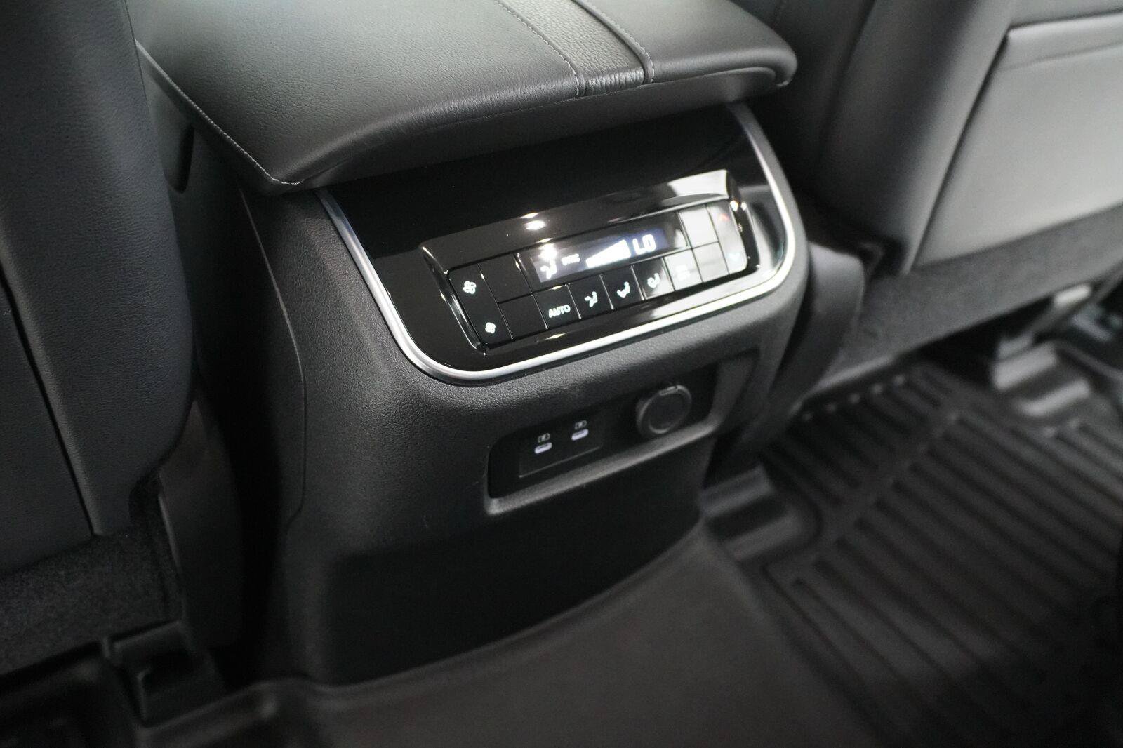 Used 2025 Nissan Armada SV RWD image 11