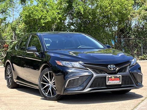 Used 2024 Toyota Camry SE FWD image 2