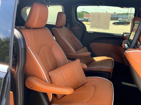 Used 2024 Chrysler Pacifica Pinnacle FWD image 23