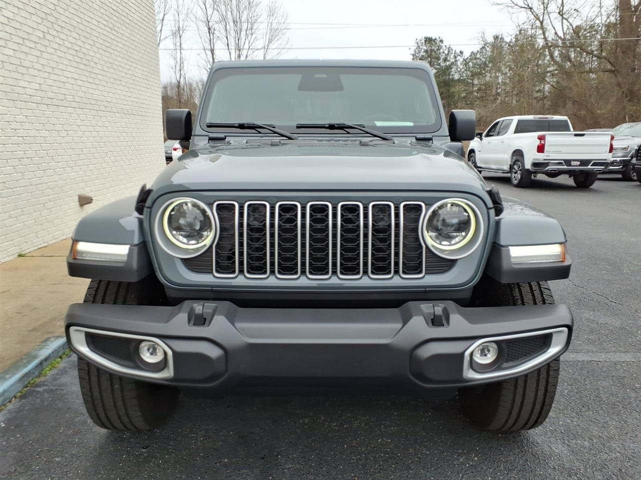 Used 2025 Jeep Wrangler Unlimited Sahara AWD/4WD image 2