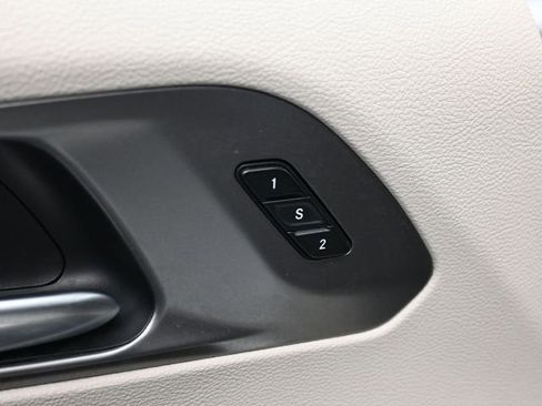 Used 2024 Chrysler Pacifica Touring-L FWD image 21