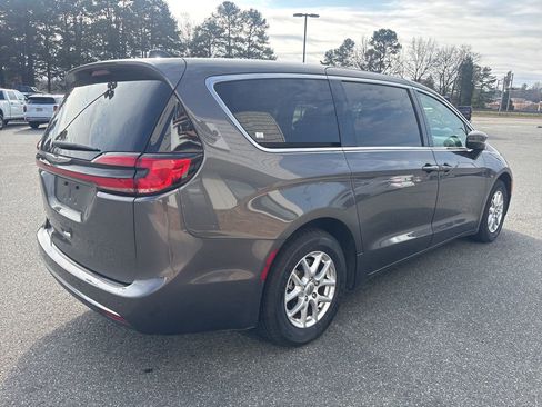 Used 2023 Chrysler Pacifica Touring-L image 7