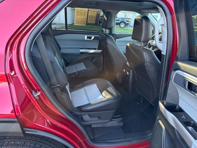 Used 2024 Ford Explorer XLT w/ Equipment Group 202A AWD/4WD image 12