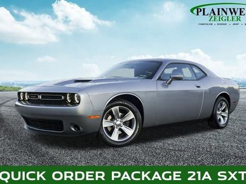 Used 2016 Dodge Challenger SXT image 1