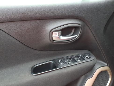 Used 2015 Jeep Renegade Latitude AWD/4WD image 6