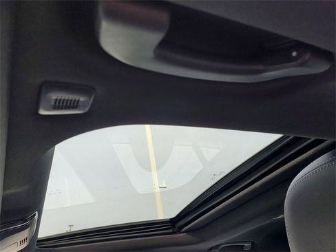 Used 2023 BMW 330i xDrive Sedan w/ Premium Package image 7