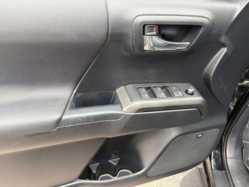 Used 2018 Toyota Tacoma SR image 21