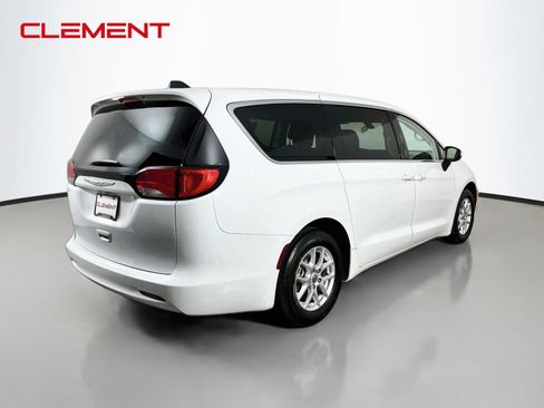 Used 2022 Chrysler Voyager LX FWD image 7