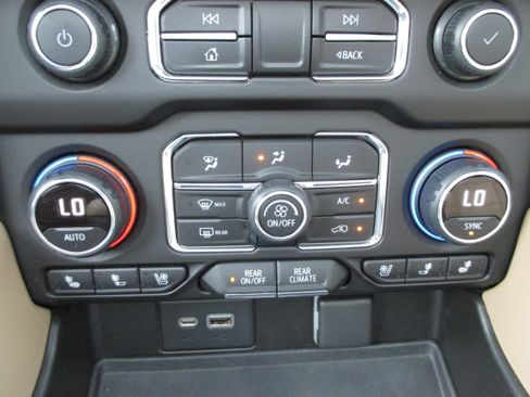 Used 2021 Chevrolet Tahoe Premier w/ Premium Package AWD/4WD image 25