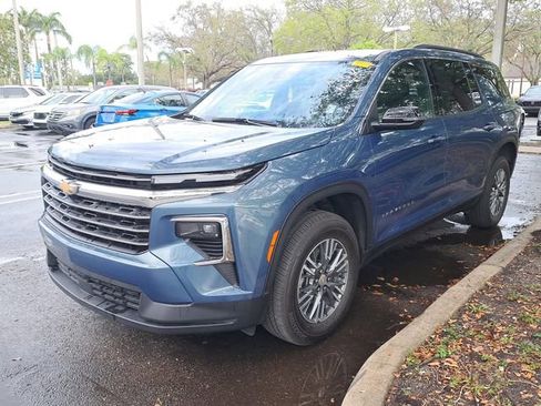 Used 2025 Chevrolet Traverse LT image 3