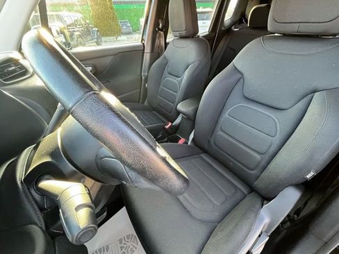 Used 2020 Jeep Renegade Latitude w/ Cold Weather Group image 20