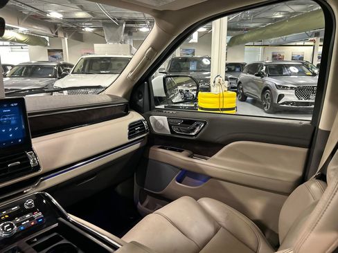 Used 2022 Lincoln Navigator L Reserve AWD/4WD image 28