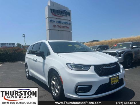 Used 2024 Chrysler Pacifica Limited image 1