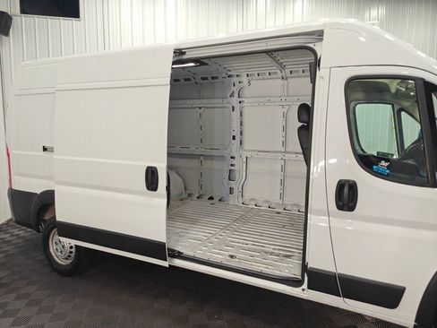 Used 2024 RAM ProMaster 2500 w/ Convenience Group FWD image 17