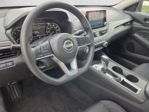 Used 2025 Nissan Altima 2.5 SV FWD image 10