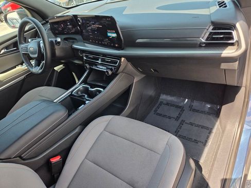 Used 2025 Chevrolet Traverse LT FWD image 15