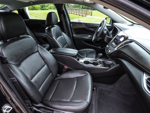 Used 2019 Chevrolet Malibu LT w/ Leather Package FWD image 36