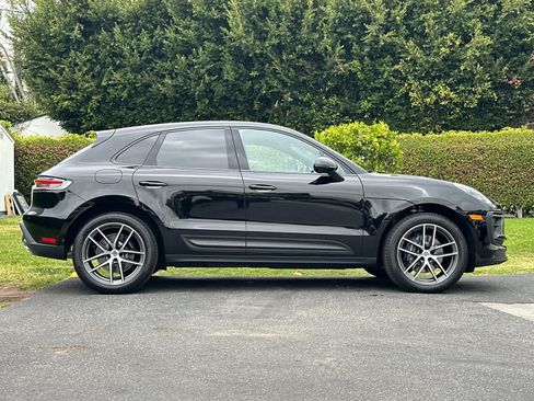Certified 2025 Porsche Macan AWD/4WD image 9