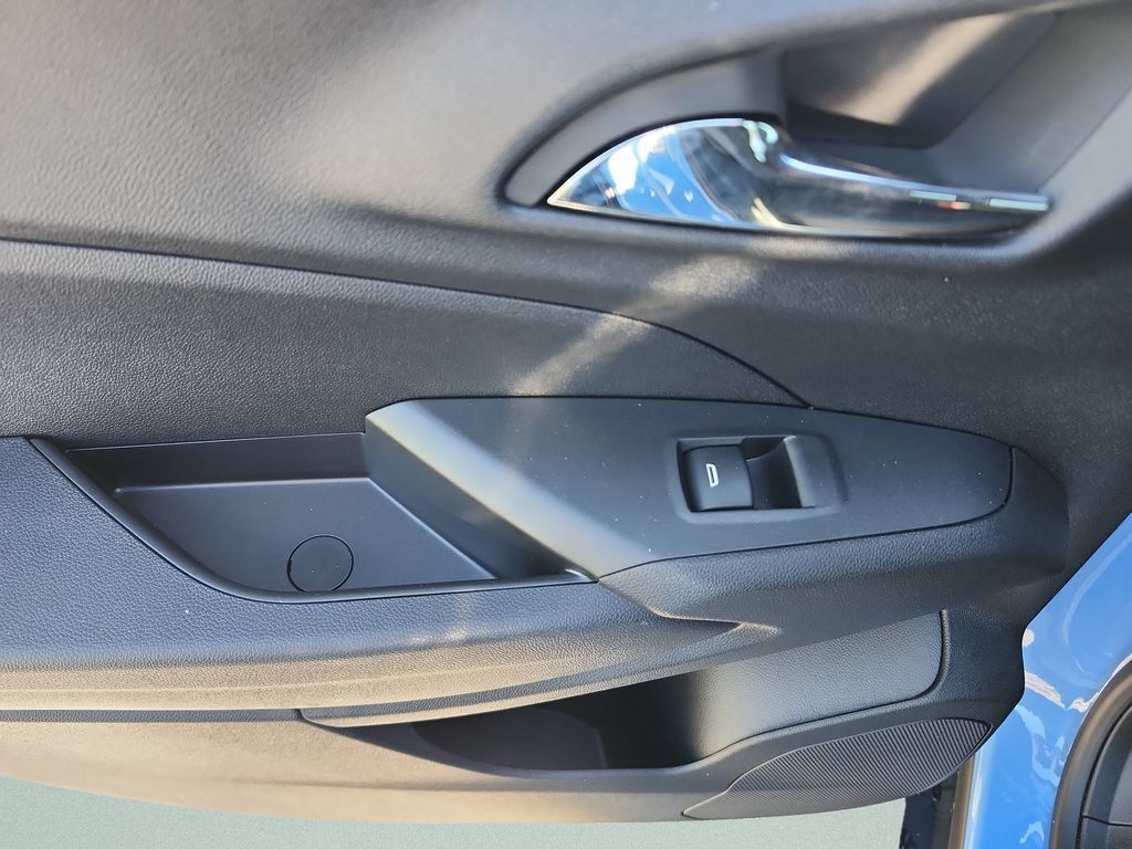 Used 2024 Chevrolet Trax RS w/ Sunroof Package FWD image 24