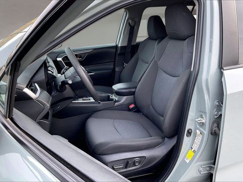 Used 2022 Toyota RAV4 XLE image 21