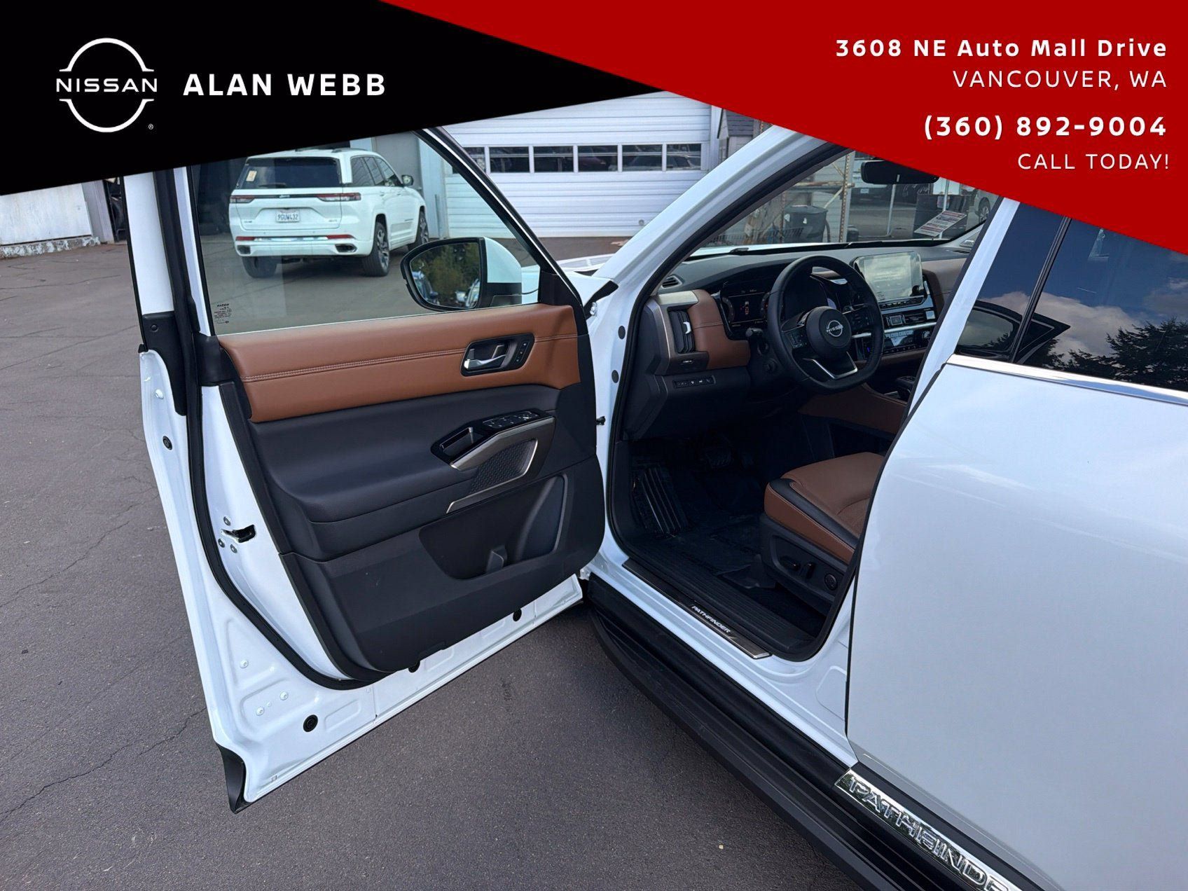 Used 2025 Nissan Pathfinder Platinum w/ Lighting Package (N93) AWD/4WD image 9