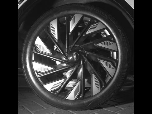 Used 2025 Lincoln Nautilus Reserve AWD/4WD image 12