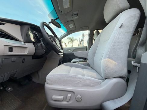 Used 2015 Toyota Sienna LE image 9